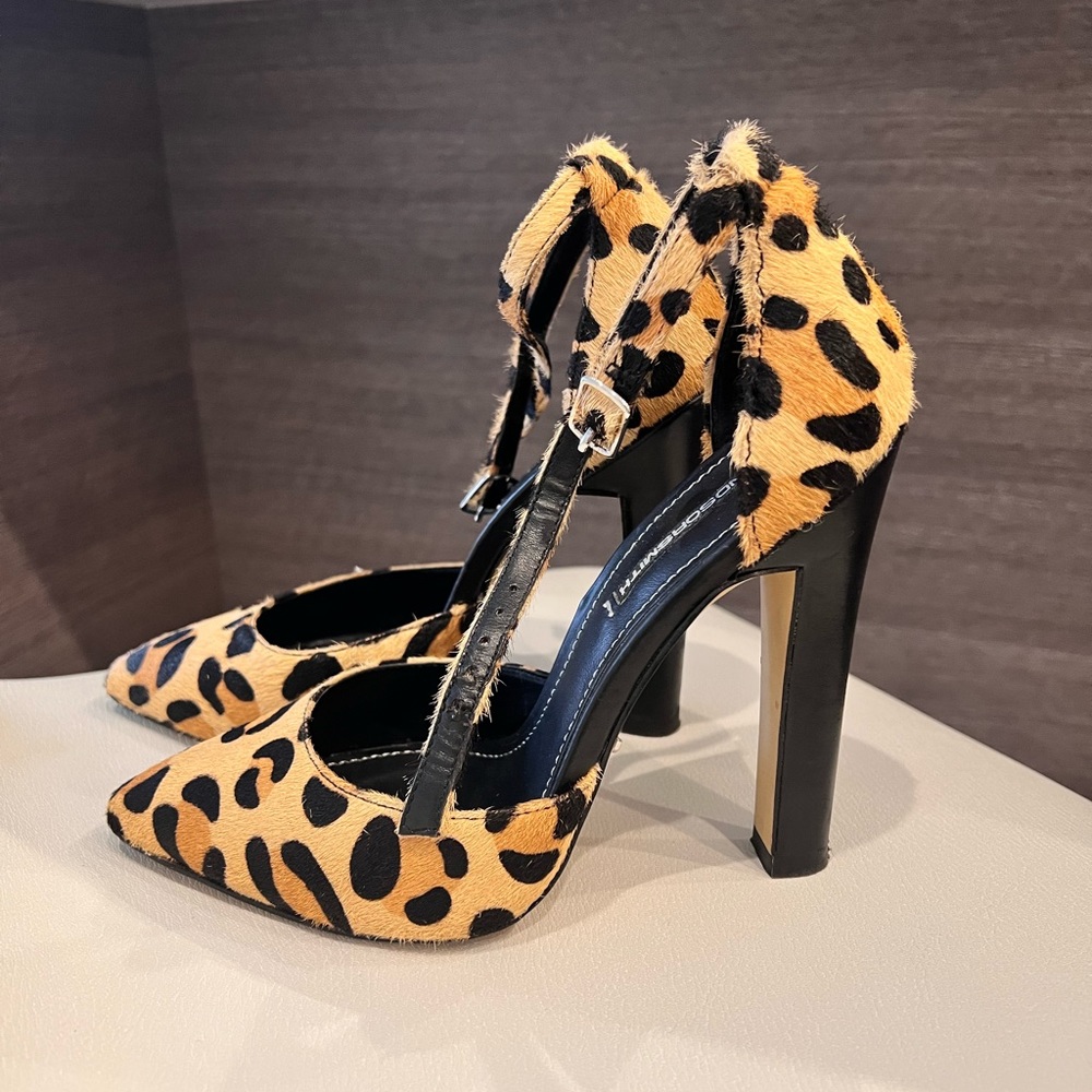 Beautiful real leather pumps in very good condition. 105 mm high heels.